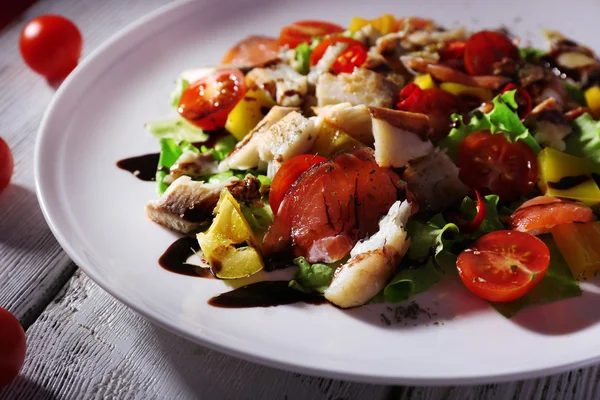 Ensalada de pescado apetitoso con verduras en primer plano plato — Foto de Stock