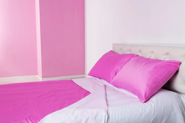 Bed in roze beddengoed — Stockfoto