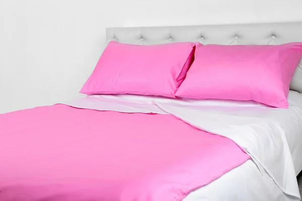 Cama en ropa de cama rosa —  Fotos de Stock