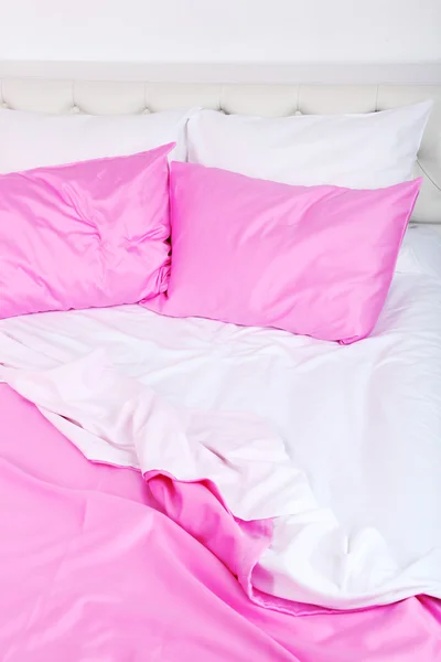 Bett in rosa Bettwäsche — Stockfoto