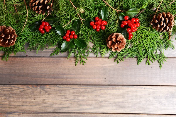 Hermosa frontera de Navidad de abeto y muérdago sobre fondo de madera —  Fotos de Stock