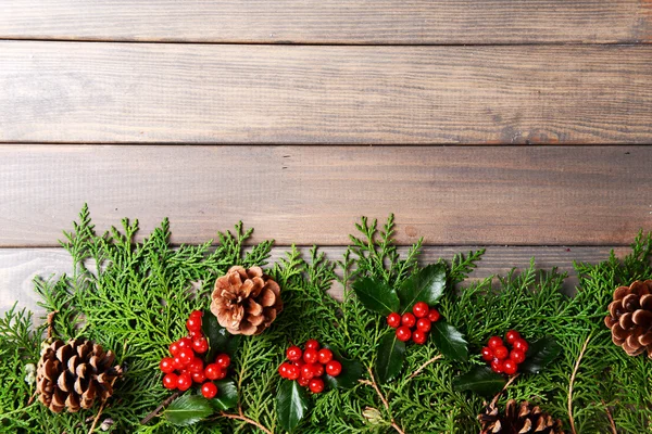 Hermosa frontera de Navidad de abeto y muérdago sobre fondo de madera —  Fotos de Stock