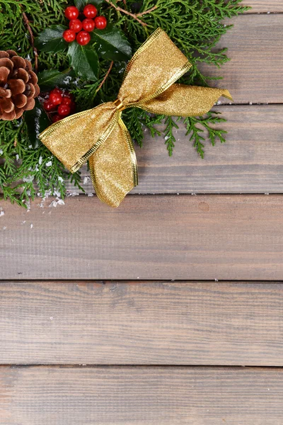 Bellissimo bordo di Natale da abete e vischio su sfondo di legno — Foto Stock