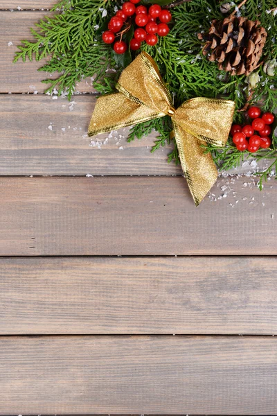 Hermosa frontera de Navidad de abeto y muérdago sobre fondo de madera — Foto de Stock