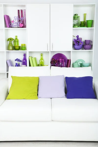 Современный дизайн интерьера. Белая гостиная с диваном и книжным шкафом — стоковое фото