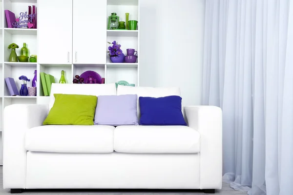 Diseño interior moderno. Salón blanco con sofá y librería — Foto de Stock