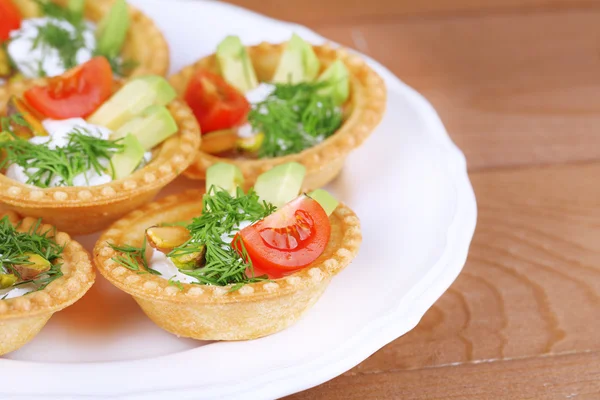 Tartlets with greens and vegetables — Stock Photo, Image