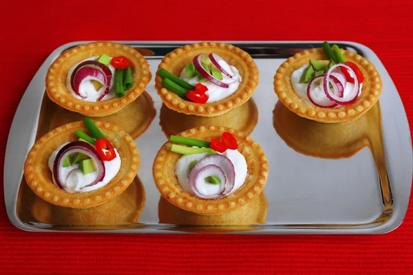 Tartlets yeşil ve sebze ile — Stok fotoğraf