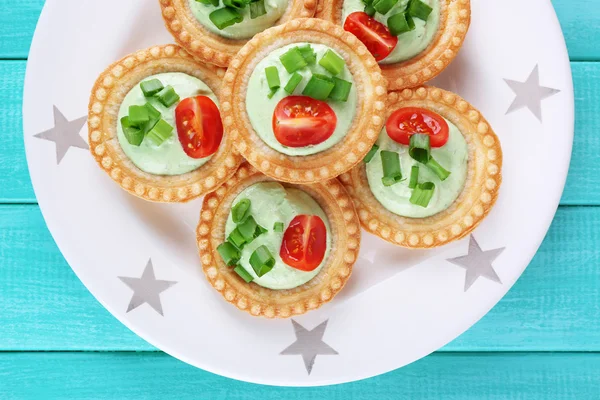 Tartlets with greens and vegetables — Stock Photo, Image