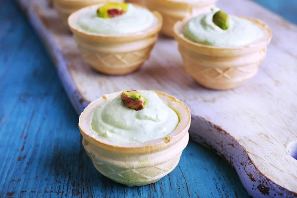 Tartlets com verduras e molho — Fotografia de Stock