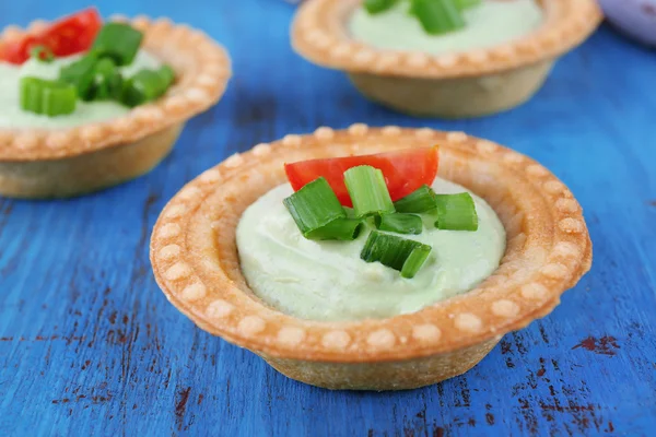 Tartlets with greens and vegetables — Stock Photo, Image