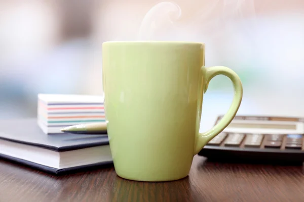 Tasse de thé au bureau — Photo