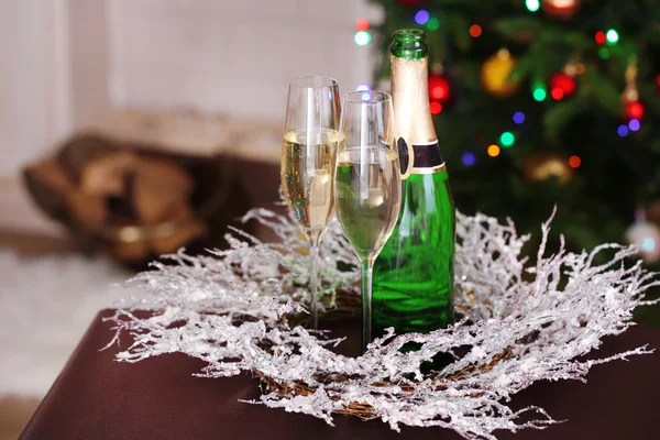 Ozdoby świąteczne i butelka szampana i okulary na jasnym tle — Zdjęcie stockowe