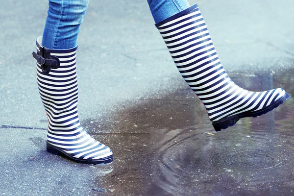 ผู้หญิงในรองเท้ายางกลางแจ้งในฤดูใบไม้ร่วง — ภาพถ่ายสต็อก