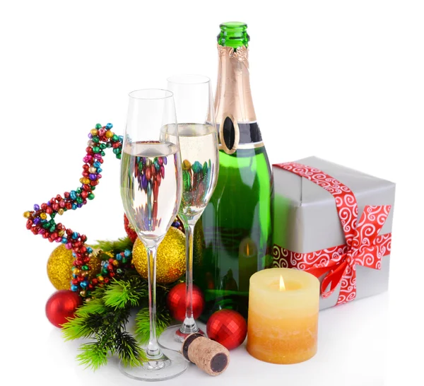 Ozdoby świąteczne i szampana na białym tle — Zdjęcie stockowe