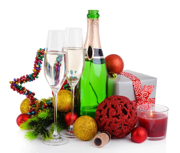 Kerstversiering en champagne geïsoleerd op wit — Stockfoto