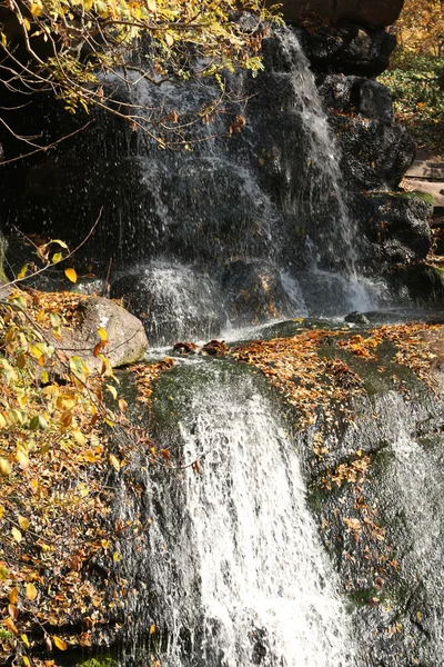 Vackra höst vattenfall — Stockfoto