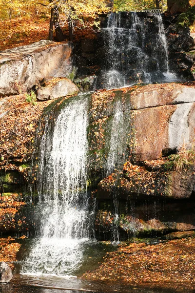 Hermosa cascada de otoño — Foto de Stock