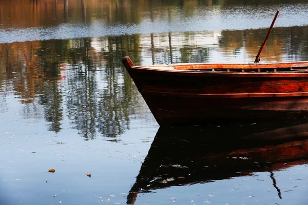 Trä båt på vatten — Stockfoto