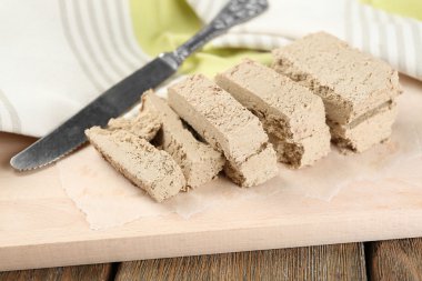 Ahşap arka plan üzerinde kesme tahtası üzerinde ayçiçeği helva