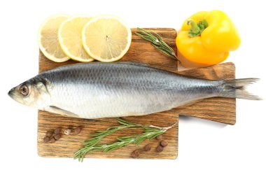 Yönetim Kurulu ve gıda malzemeler üzerinde beyaz izole kesme üzerinde taze çiğ balık