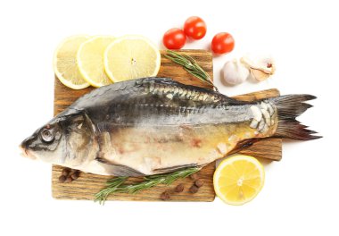 Yönetim Kurulu ve gıda malzemeler üzerinde beyaz izole kesme üzerinde taze çiğ balık