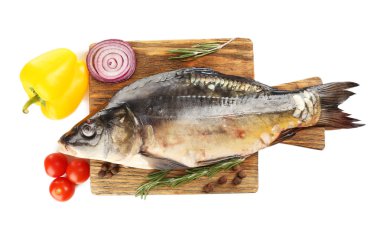 Yönetim Kurulu ve gıda malzemeler üzerinde beyaz izole kesme üzerinde taze çiğ balık