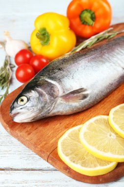 Taze çiğ balık ve gıda maddeleri masada