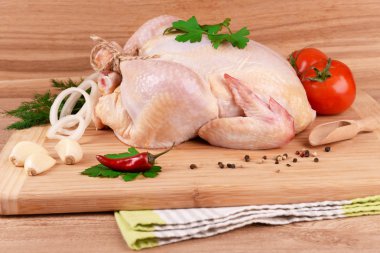 Ahşap masada çiğ tavuk.