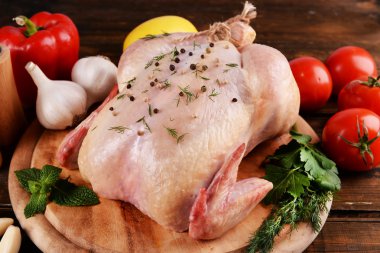 Ahşap masada çiğ tavuk.