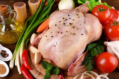 Ahşap masada çiğ tavuk.