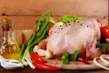 Ahşap masada çiğ tavuk.