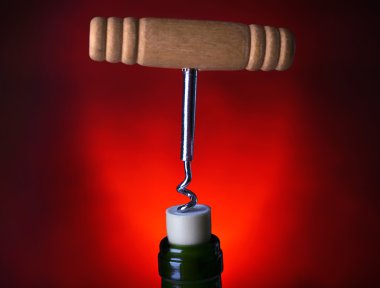 Şişe açacağı yakın çekim, koyu renk arka plan üzerinde