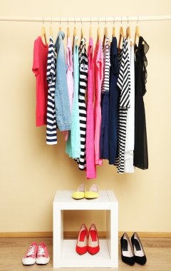 Renkli giysi ve ayakkabı