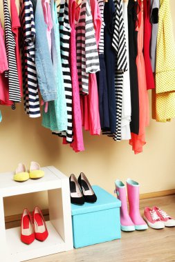 Renkli giysi ve ayakkabı