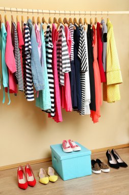 Renkli giysi ve ayakkabı