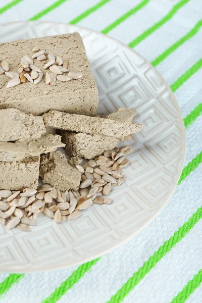 Zonnebloem halva op plaat — Stockfoto