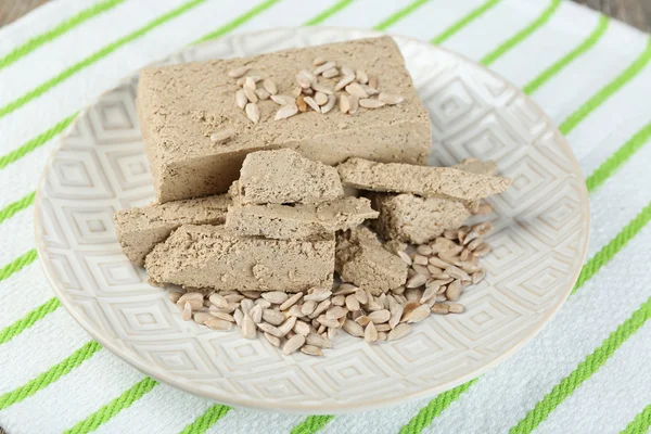 Halva de girasol en plato —  Fotos de Stock