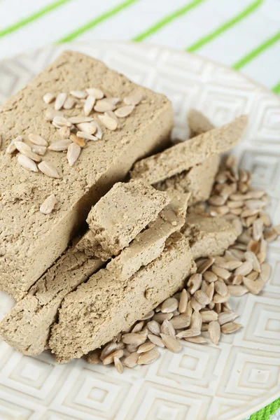 Zonnebloem halva op plaat — Stockfoto