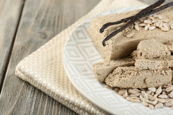 Zonnebloem halva op plaat — Stockfoto