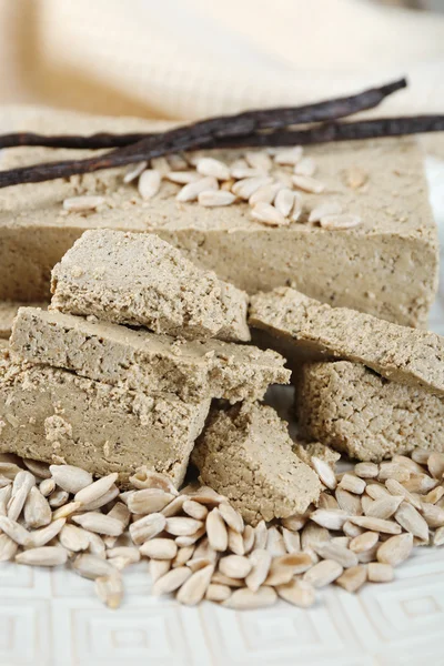 Halva de girassol em prato — Fotografia de Stock