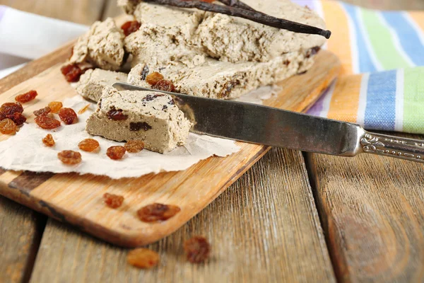 Zonnebloem halva met rozijnen — Stockfoto