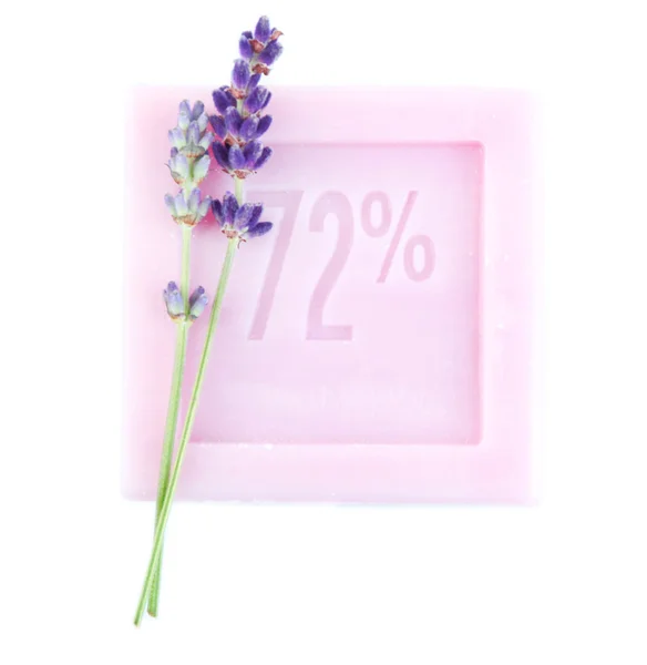 Přírodní mýdlo s čerstvým levandule izolovaných na bílém — Stock fotografie