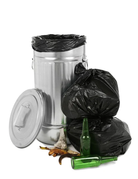 Recyclingbehälter isoliert auf weiß — Stockfoto