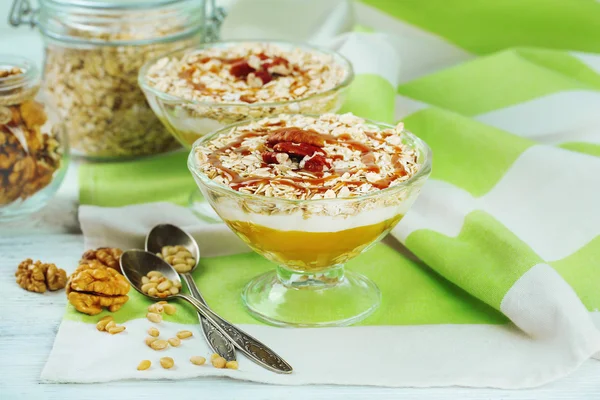 Sabroso postre con copos de avena —  Fotos de Stock