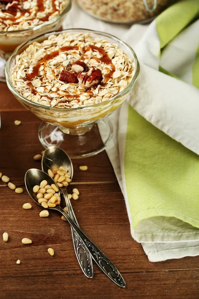 Sabroso postre con copos de avena —  Fotos de Stock