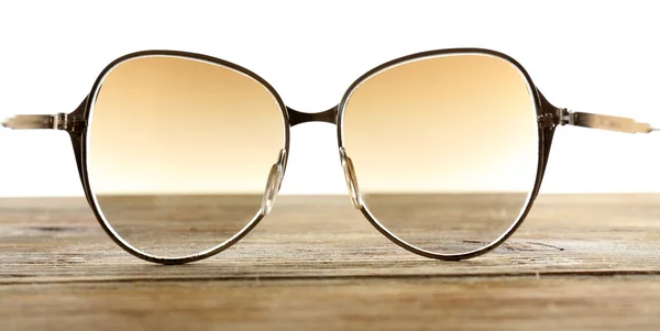 Gafas para ojos sobre mesa de madera sobre fondo blanco — Foto de Stock