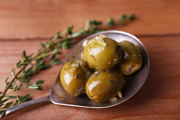 Green olives in oil — Stockfoto