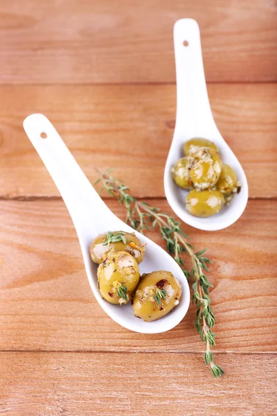 Green olives in oil — Stockfoto