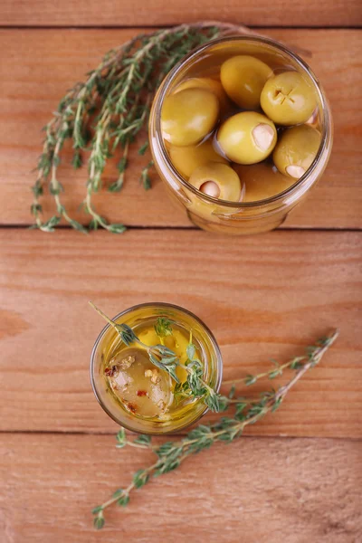 Green olives in oil — Stockfoto